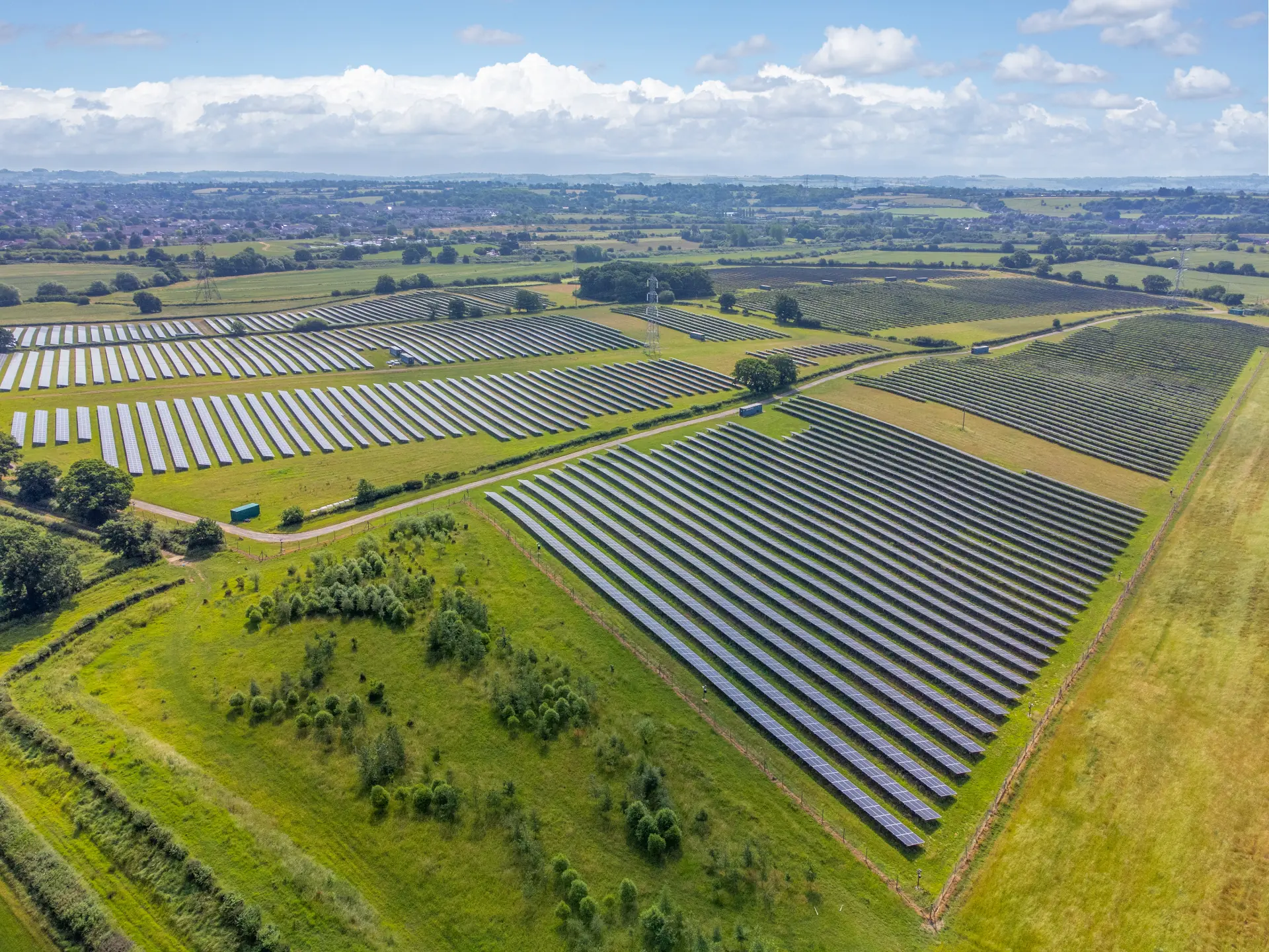 Photovoltaik-Direktinvestment – Solar-Freiflächenanlage in englischer Landschaft