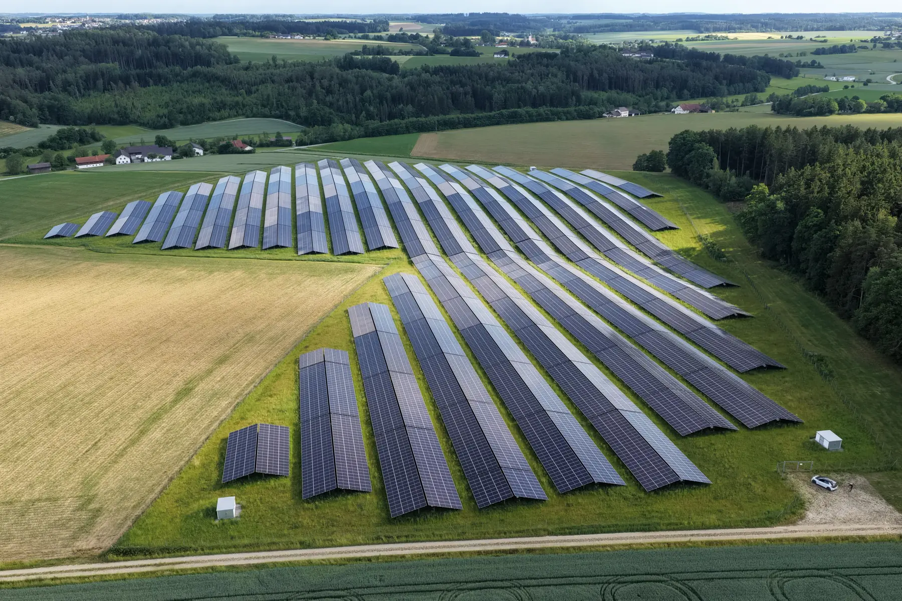 Solarpark Energiepark Niederbayern in Ost-West-Ausrichtung aus der Luft